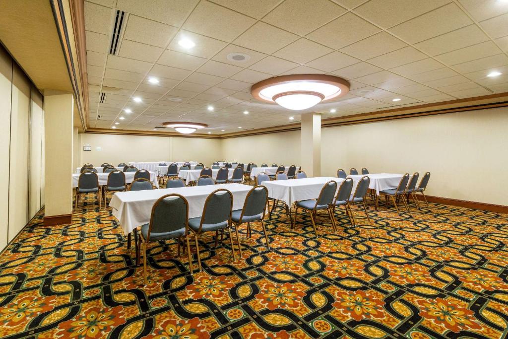 Clarion Hotel Convention Center image 10