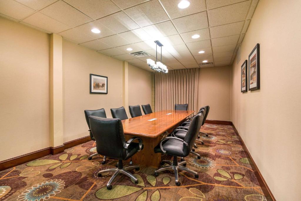 Clarion Hotel Convention Center image 7