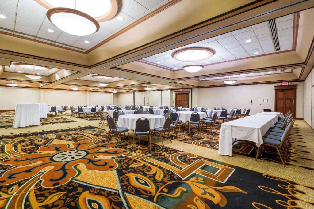 Clarion Hotel Convention Center image 9